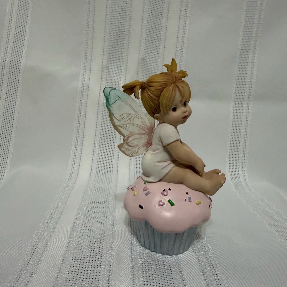 My Little Kitchen Fairies "Cupcake Sweetie Fairie" 2002 # 106957- small chip - Picture 5 of 6